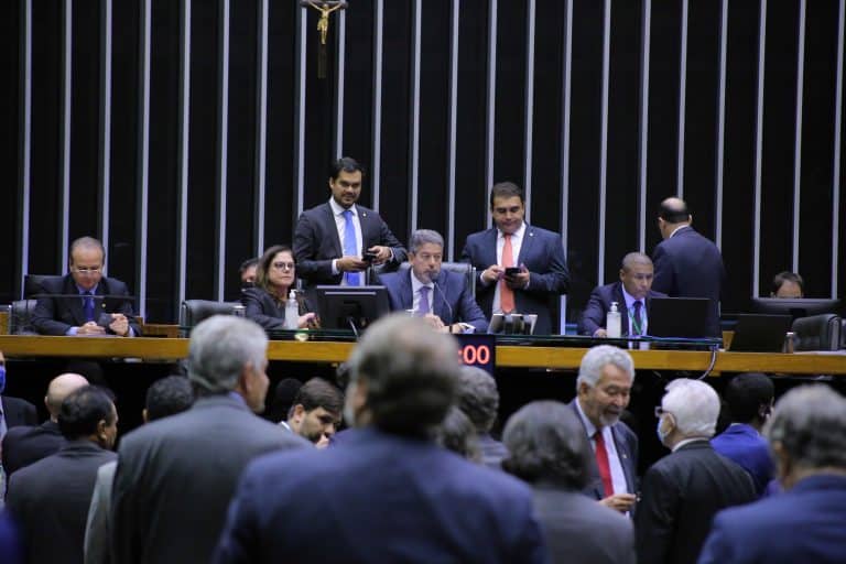 Plenário dos deputados para votação do auxílio brasil de 600