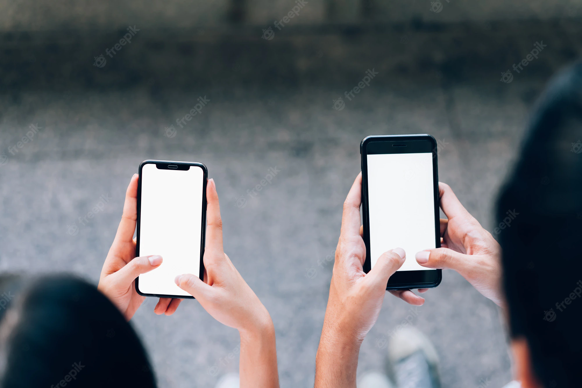 mulher e homem segurando um smartphone mock se da tela em branco usando telefone celular em lifestyl 2034 1130