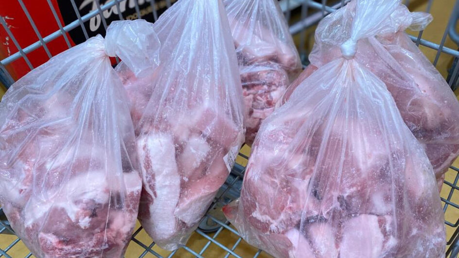 FOTOS 30 quilos de carne vencida sao apreendidos em supermercados em Sao Jose 944x531 1